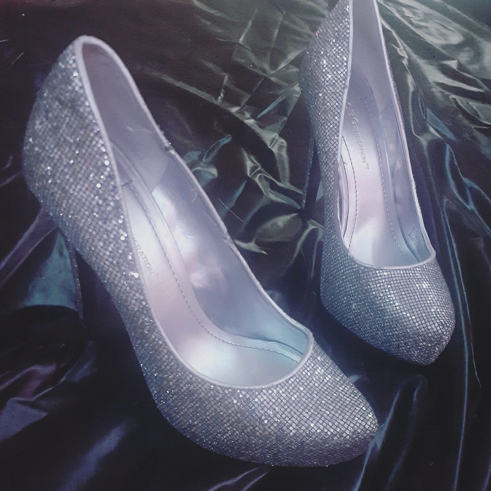 BCBG DISCO PUMPS SIZE 6 & 1/2